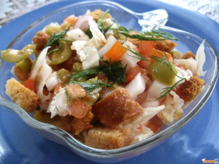 Овощной салат с оливками и сухариками