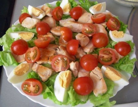 Салат Цезарь с курицей