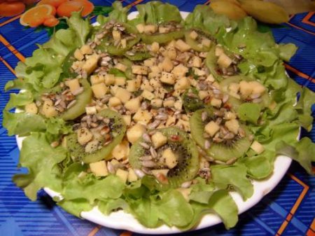 Зеленый салат с киви и семечками