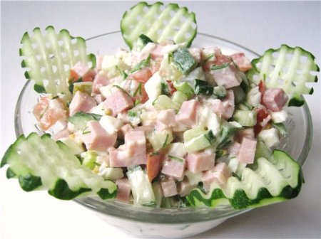 Салат из ветчины с овощами и орехами