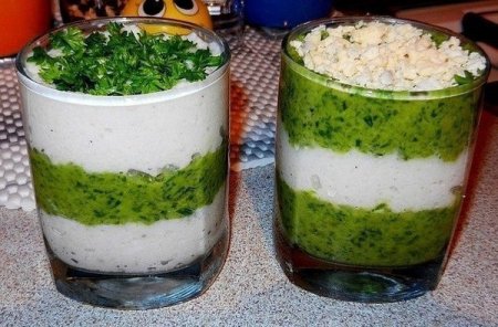 Салат с кальмарами в стаканчиках