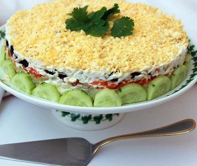 Салат из печени трески с черносливом