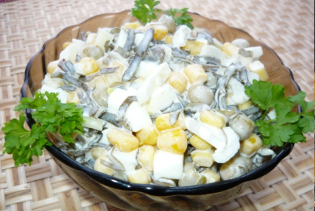 Салат из морской капусты с кукурузой