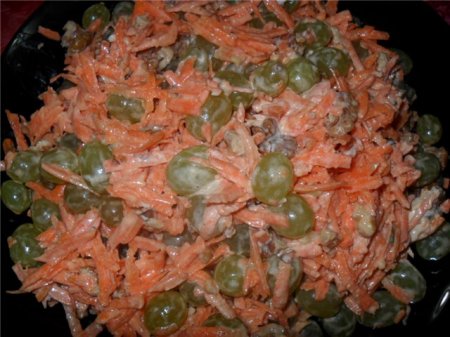 Морковный салат с виноградом