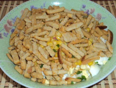Салат с сухариками и колбасой