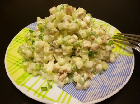 Салат из дайкона и свежих огурцов