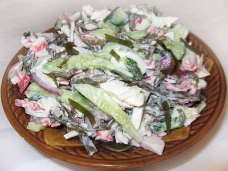 Салат с морской капустой и крабовым мясом 