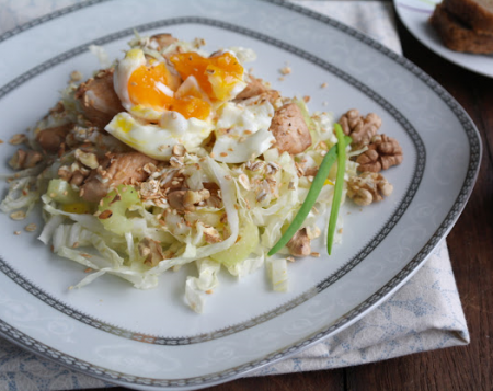 Салат из пекинской капусты с куриным филе, стеблевым сельдереем с яйцом