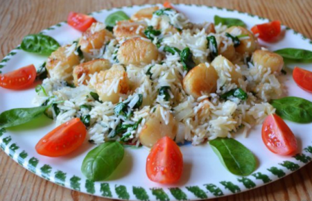 Морские гребешки с рисом и шпинатом