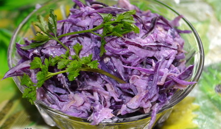 Салат с краснокочанной капустой и сельдереем