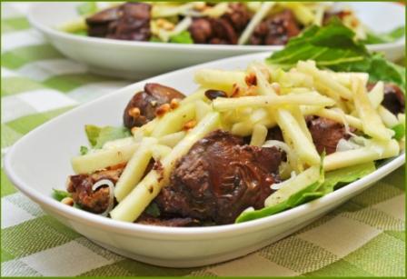 Салат с куриной печенью и яблоком