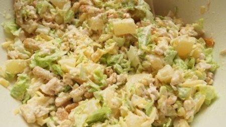 Салат из пекинской капусты и сухариками