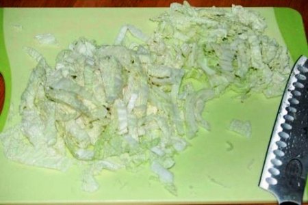 Салат из пекинской капусты с колбасой