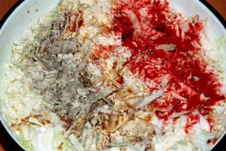 Салат из пекинской капусты с колбасой