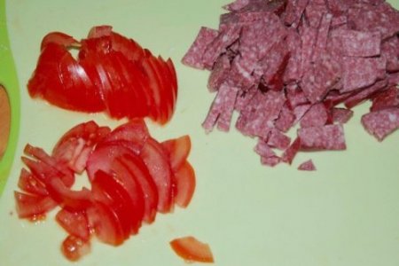 Салат из пекинской капусты с колбасой