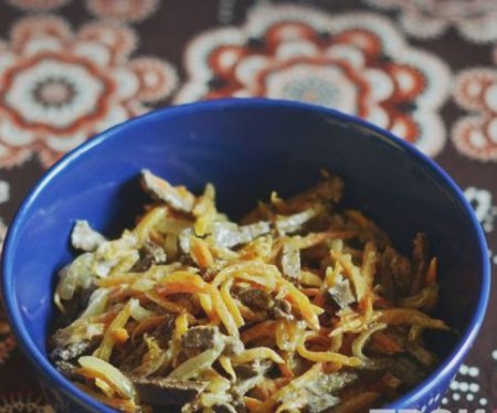Салат с морковью и печенью