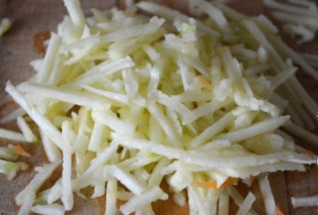 Морковно-яблочный салат с семечками
