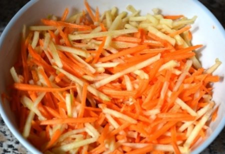 Морковно-яблочный салат с семечками