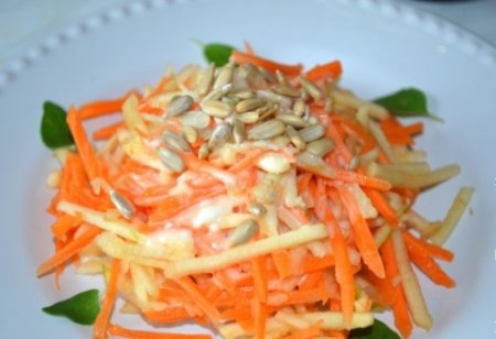 Морковно-яблочный салат с семечками