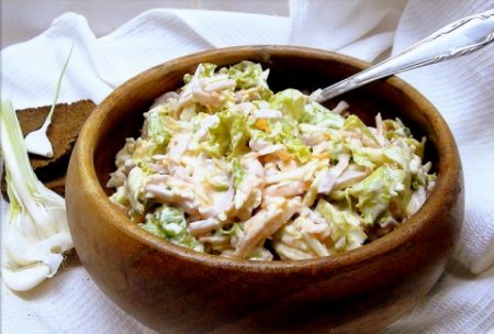 Салат овощной с сыром и ветчиной 