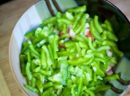 Cалат с крабовыми палочками и фасолью