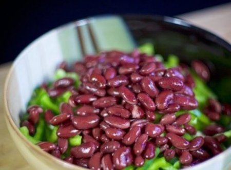 Cалат с крабовыми палочками и фасолью