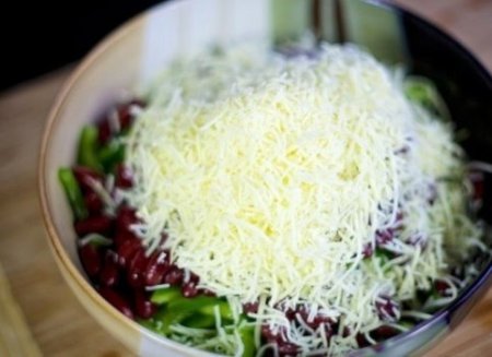 Cалат с крабовыми палочками и фасолью