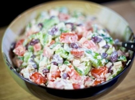 Cалат с крабовыми палочками и фасолью