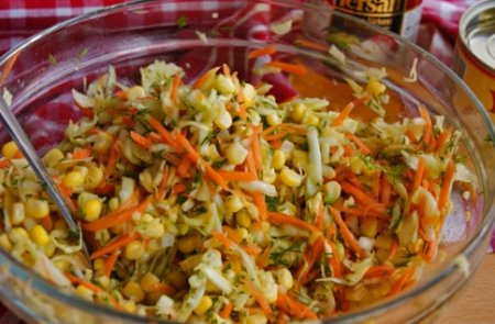 Салат с капустой, кукурузой.