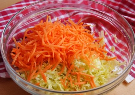 Салат с капустой, кукурузой.