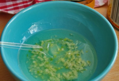 Салат с капустой, кукурузой.