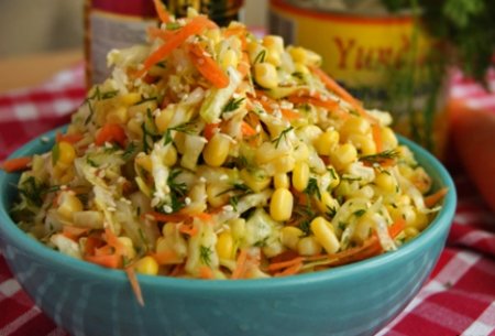 Салат с капустой, кукурузой.