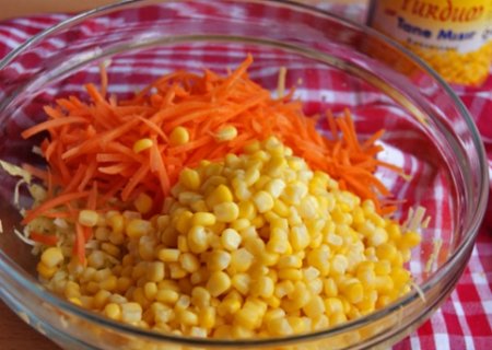 Салат с капустой, кукурузой.