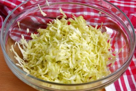 Салат с капустой, кукурузой.