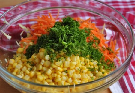 Салат с капустой, кукурузой.