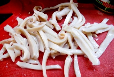 Салат из кальмаров и оливок