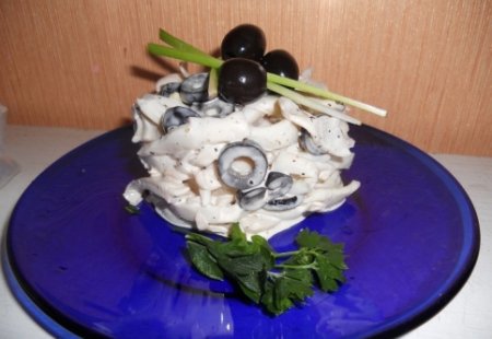 Салат из кальмаров и оливок