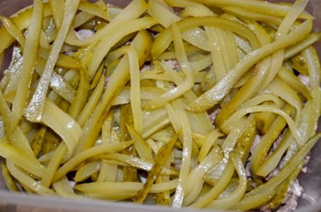 Салат из языка и моркови.