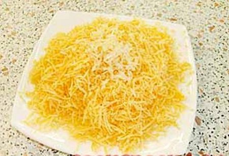 Салат из свежей моркови, сыра и ананасов