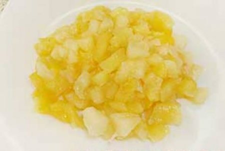 Салат из свежей моркови, сыра и ананасов