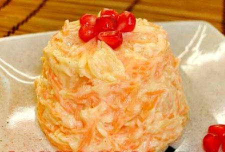 Салат из свежей моркови, сыра и ананасов