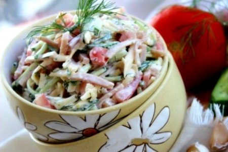 Салат из ветчины, помидоров, огурцов и сыра.