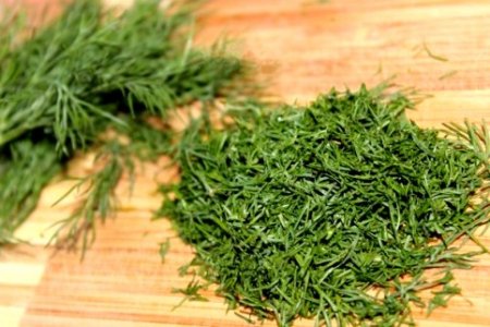 Салат из ветчины, помидоров, огурцов и сыра.