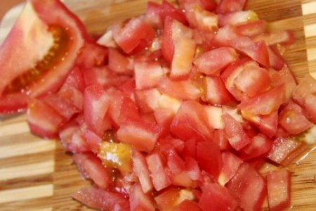 Салат из ветчины, помидоров, огурцов и сыра.