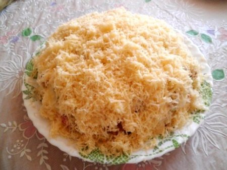 Салат с куриным филе, сухариками и овощами