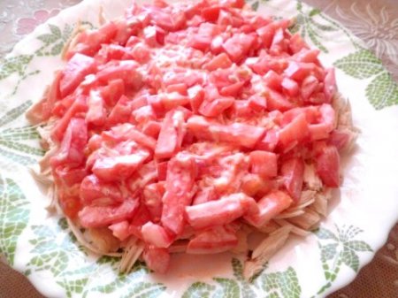 Салат с куриным филе, сухариками и овощами