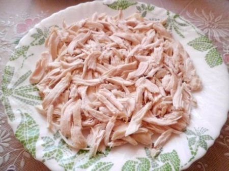 Салат с куриным филе, сухариками и овощами