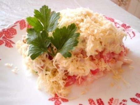 Салат с куриным филе, сухариками и овощами