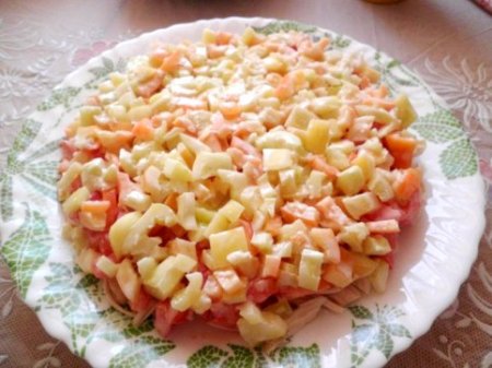 Салат с куриным филе, сухариками и овощами