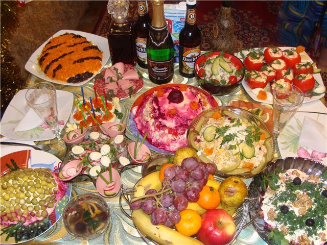 Что едят и пьют россияне в новогоднюю ночь?